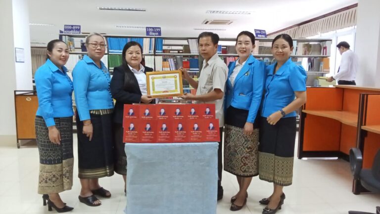 ນັກສຶກສາທິດສະດີການເມືອງຂັ້ນກາງ ຮຸ່ນທີ IV ໄດ້ມອບປຶ້ມໃຫ້ຫໍສະໝຸດ ສມປຊ